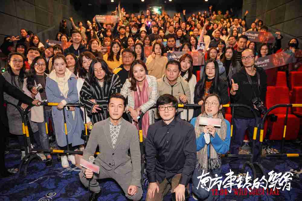 导演刁亦男、、、胡歌与观众合影 导演刁亦男、、、胡歌与观众合影